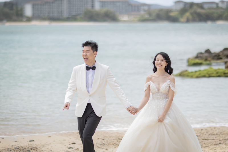 挙式後、海辺で&hellip;