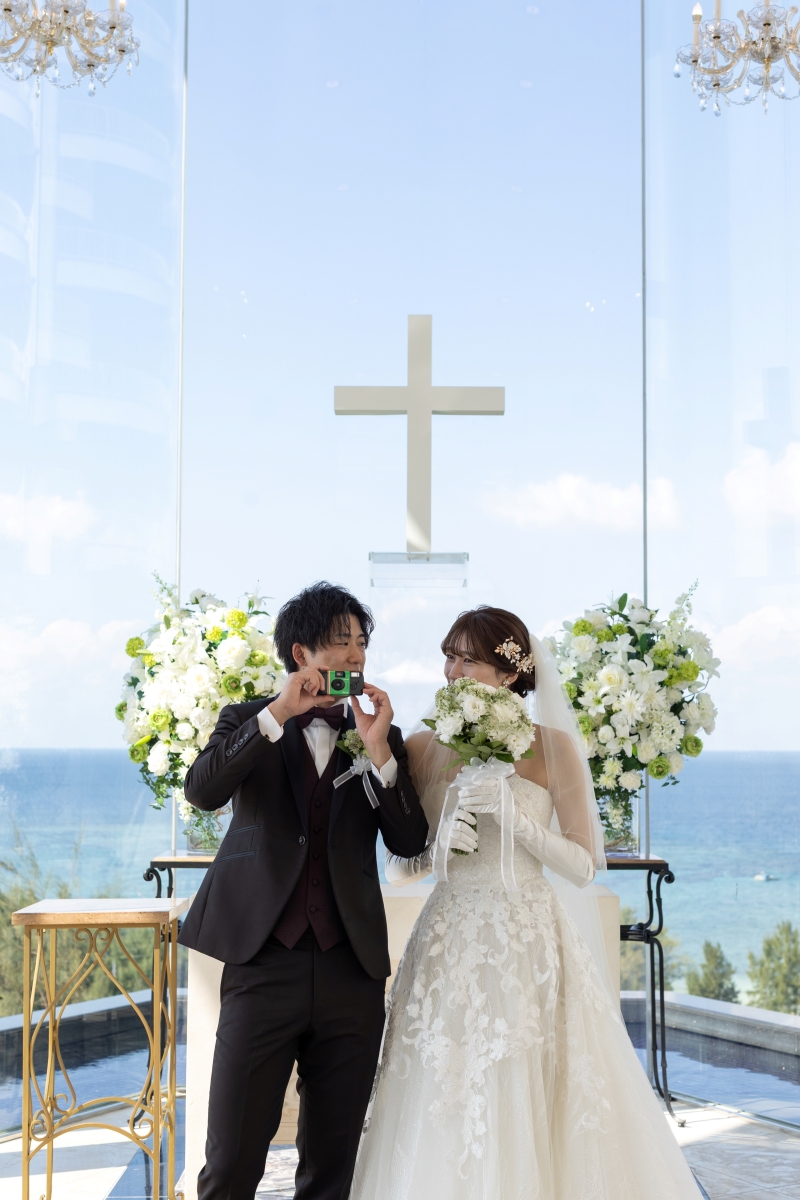 持参した小物使って撮影するふたり