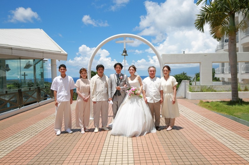 チャペルと海をバックに