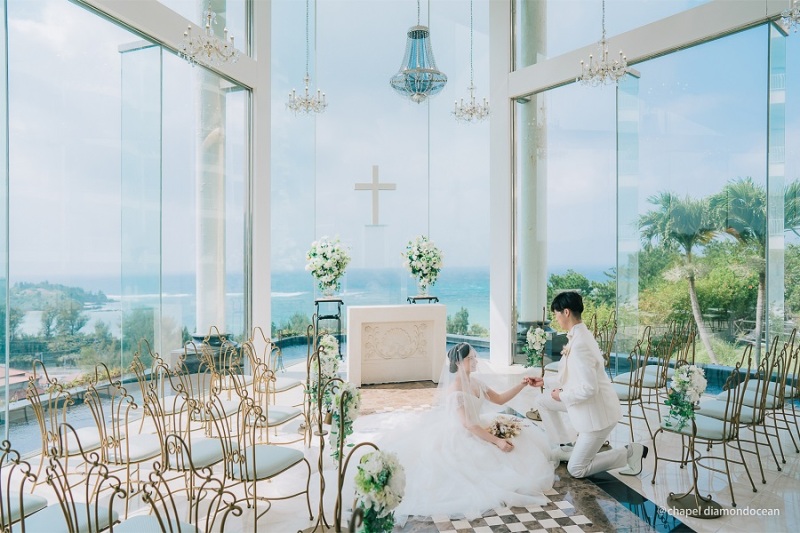 360度ガラス張りの開放感あふれるチャペル内