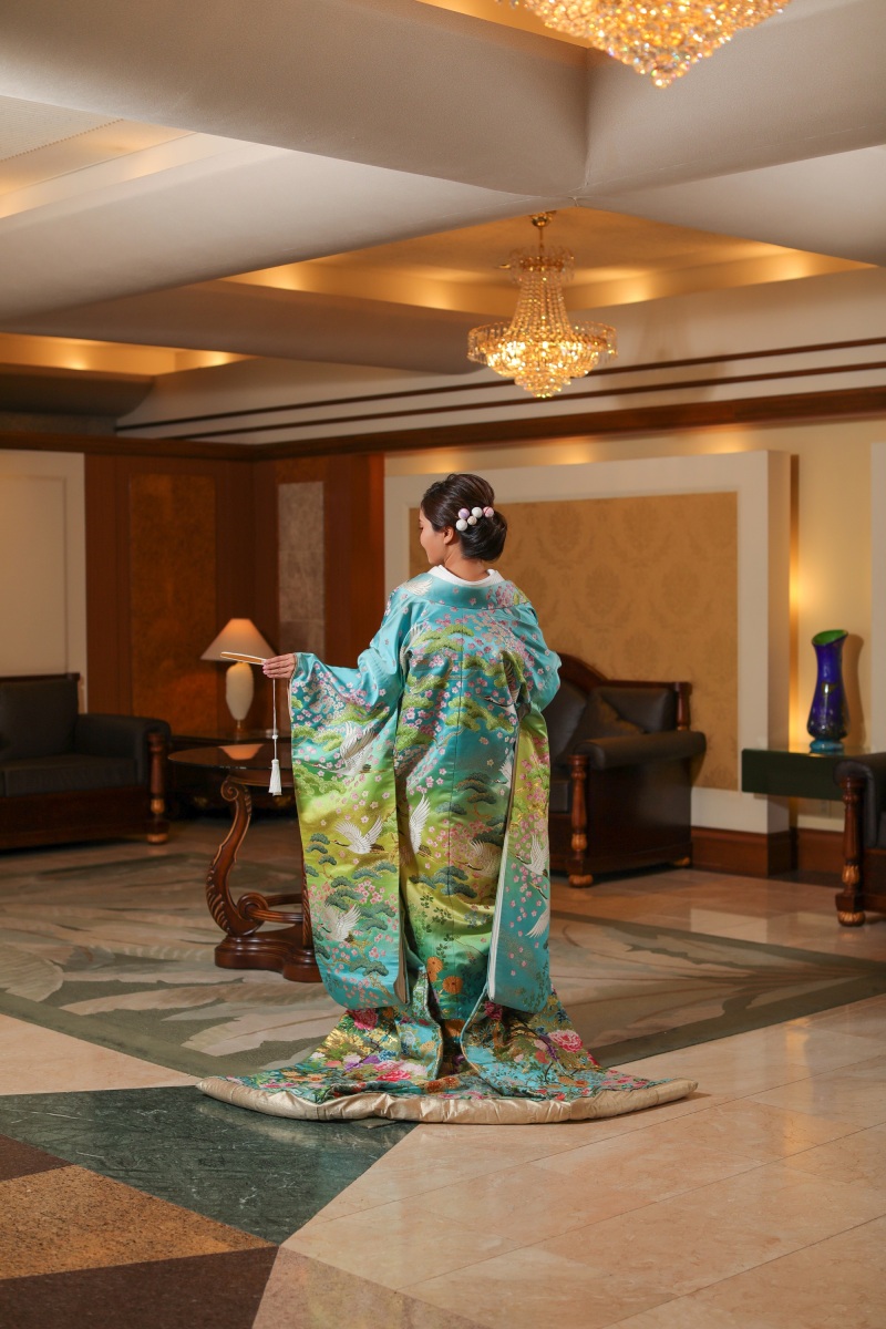 バックスタイルも品のある美しさ