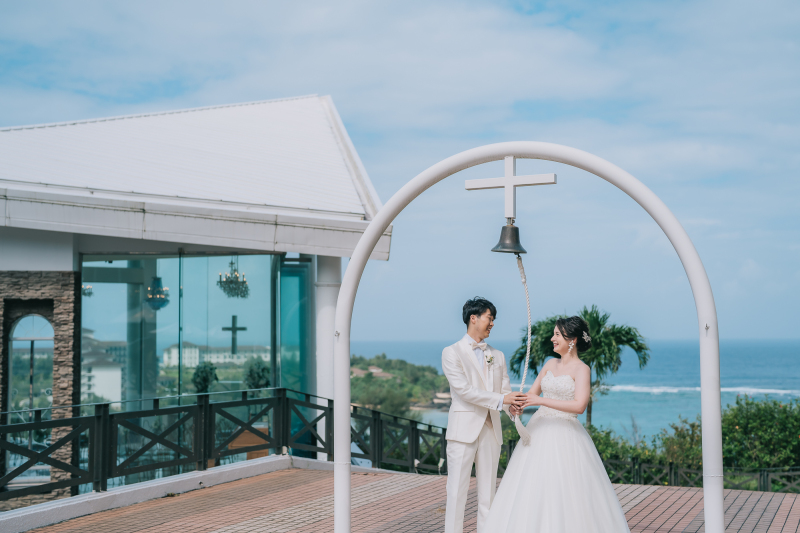 海をバックに幸せの鐘（ベル）セレモニー