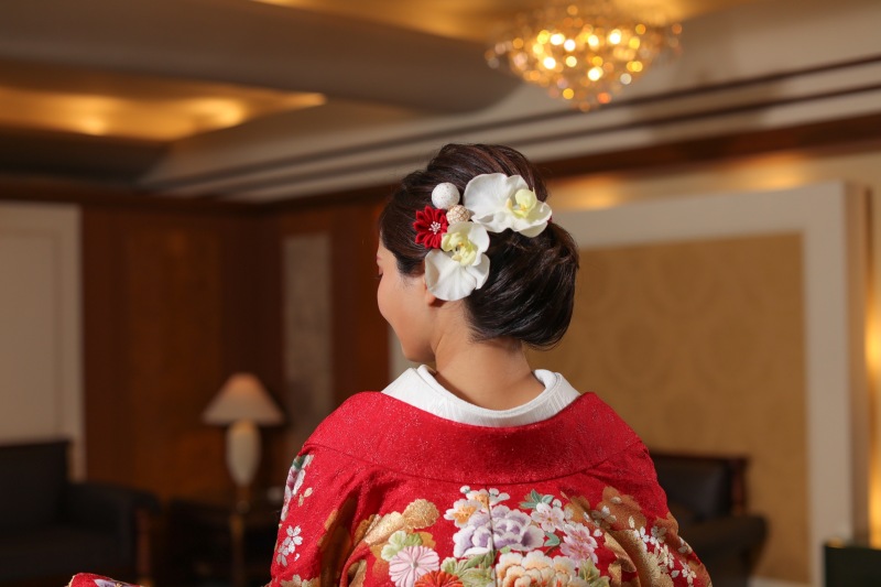 洋髪にまとめたヘアスタイル