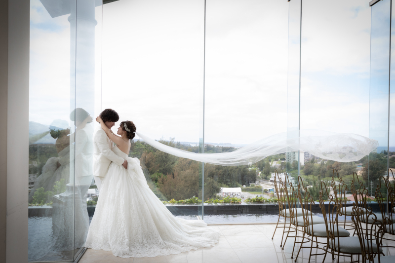 パノラマの景色が広がるチャペルで。