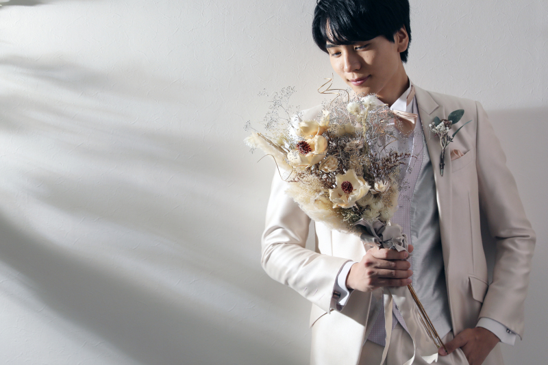 ご新郎様ソロショットにもブーケを