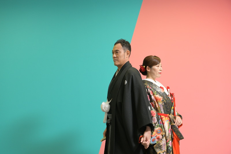 手つなぎ背中合わせショット