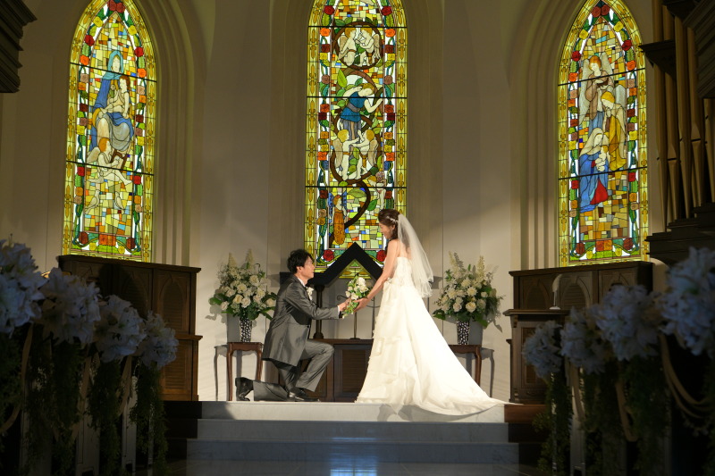 ステンドグラスの下で