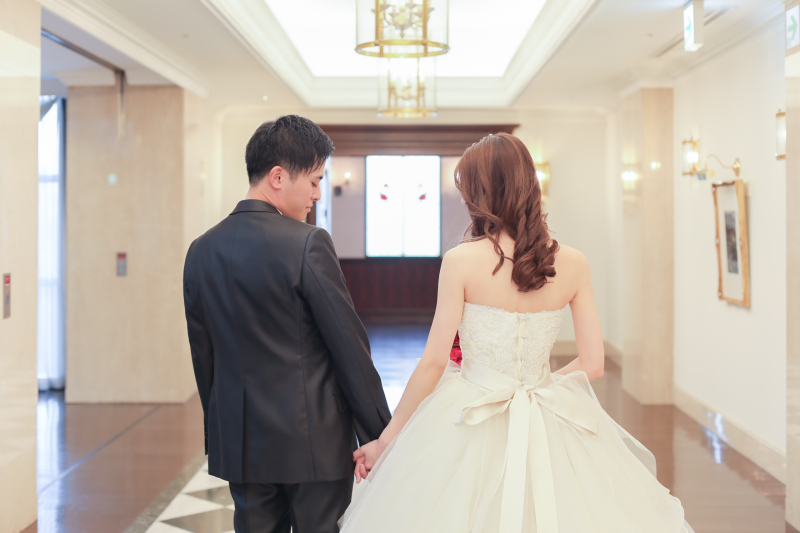 手を取り合って