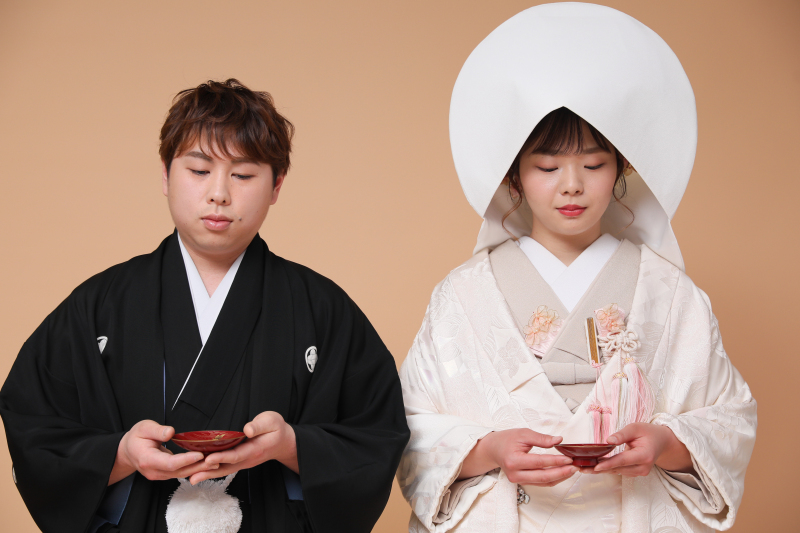 綿帽子をつけて