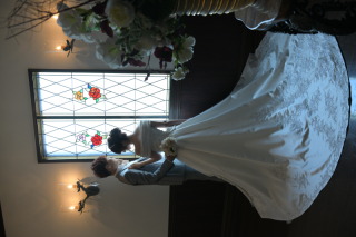 ステンドグラスの前でシルエット