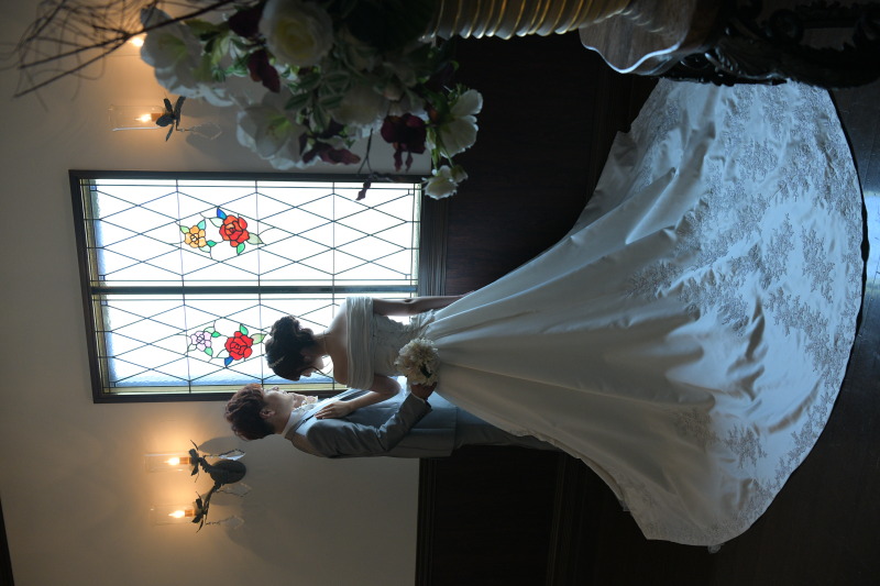 ステンドグラスの前でシルエット