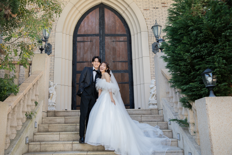 大聖堂の大きな扉をバックに