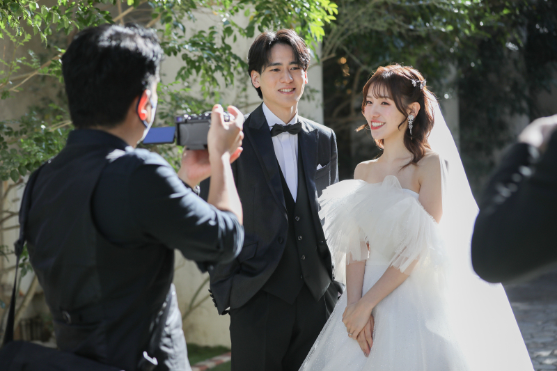 カメラマンと話しながらリラックスした中で
