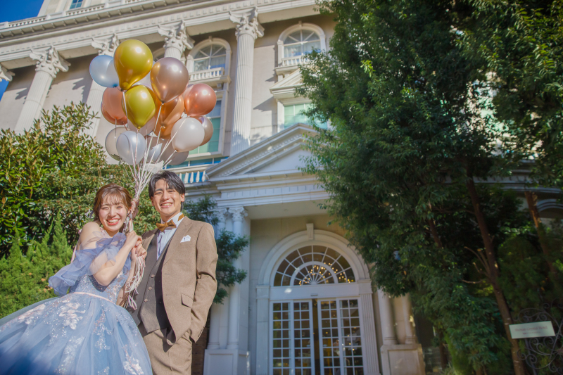 洋館をバックに