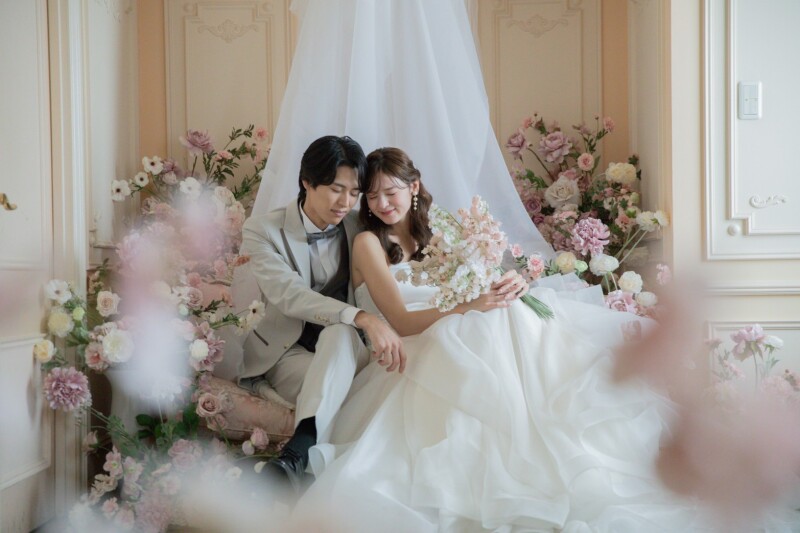 ピンクのお花に囲まれた花嫁のかわいらしさを写真に