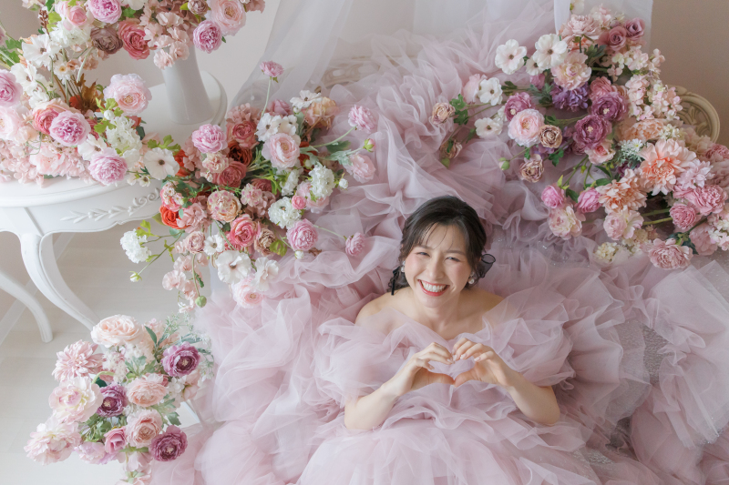 ピンクのお花に囲まれた花嫁のかわいらしさを写真に