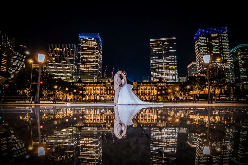 東京駅の美しい夜景をバックに