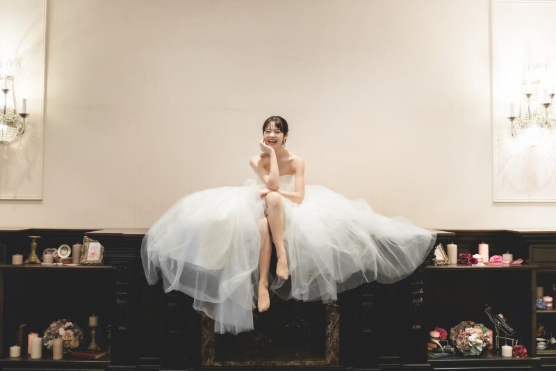 【洋装1点50カットレタッチ済みデータ納品】結婚式気分！シャンデリアがたくさんの披露宴会場で映画みたいなシーンが撮れる