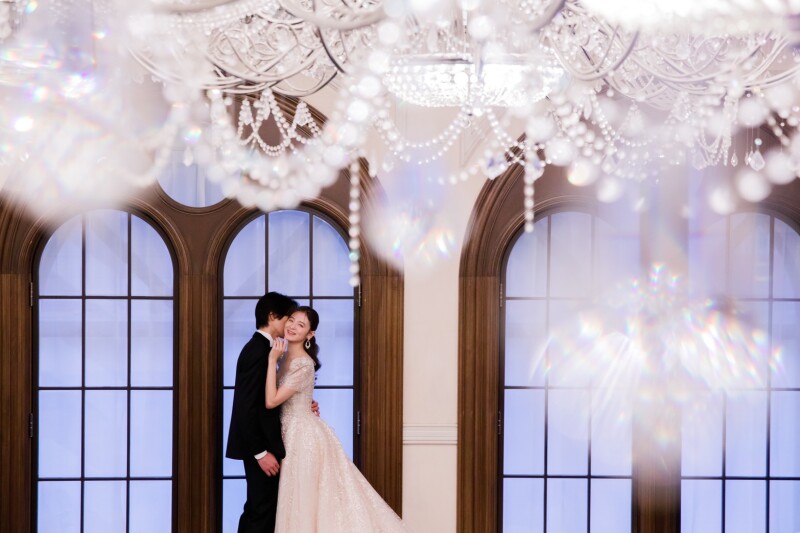 【洋装1点50カットレタッチ済みデータ納品】結婚式気分！シャンデリアがたくさんの披露宴会場で映画みたいなシーンが撮れる