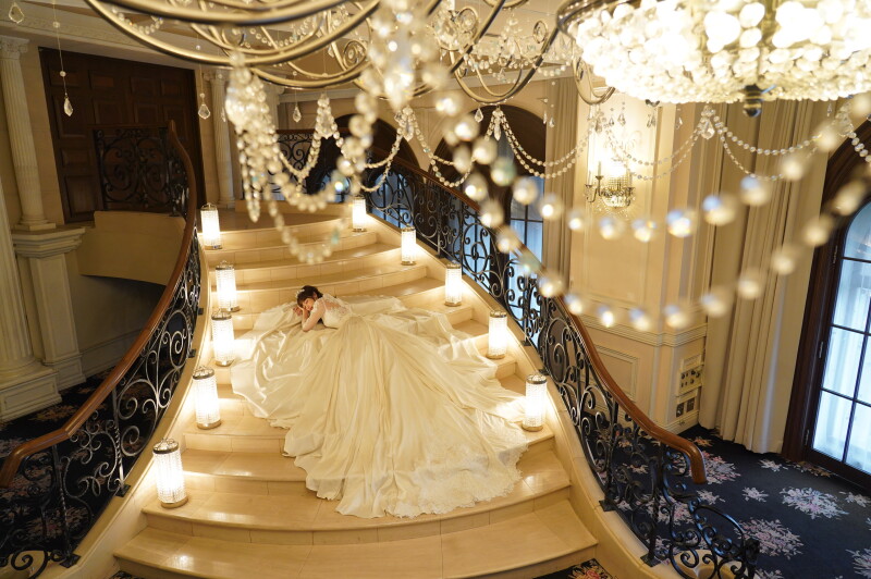 【洋装1点50カットレタッチ済みデータ納品】結婚式気分！シャンデリアがたくさんの披露宴会場で映画みたいなシーンが撮れる