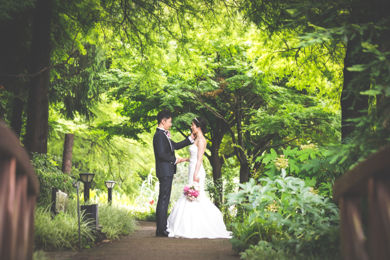 広々としたガーデンに二人きりショット