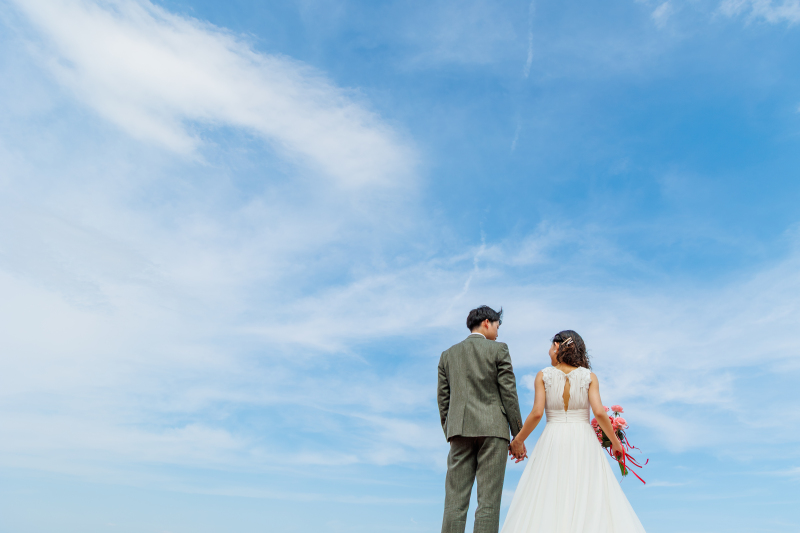 一面の空をバックに♪