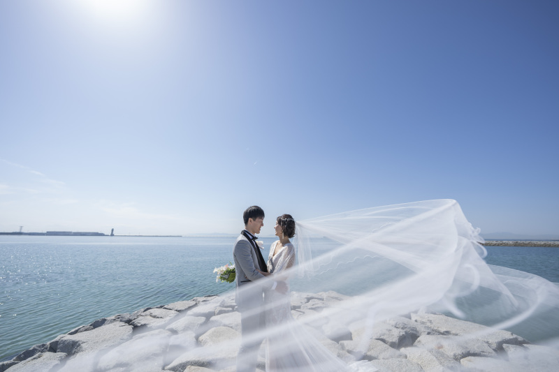 まっすぐ広がる海をバックに