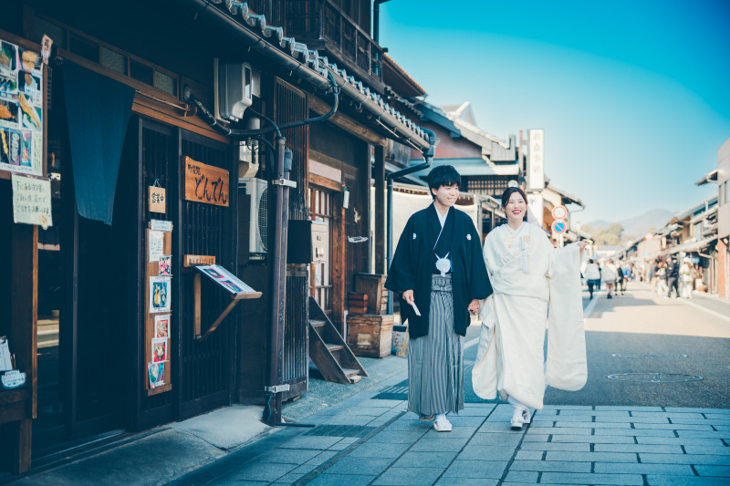様々なお店を覗きながら、自然な表情を撮影します
