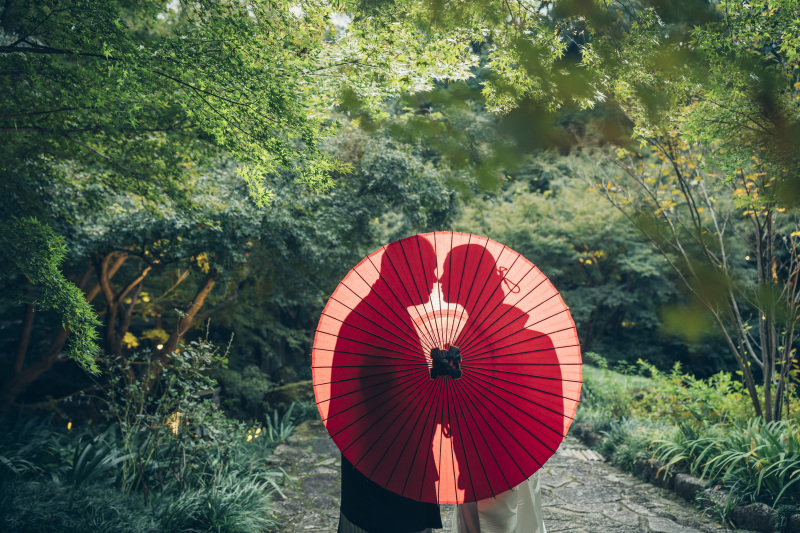 くっつきショットも番傘で隠せば恥ずかしくない♪