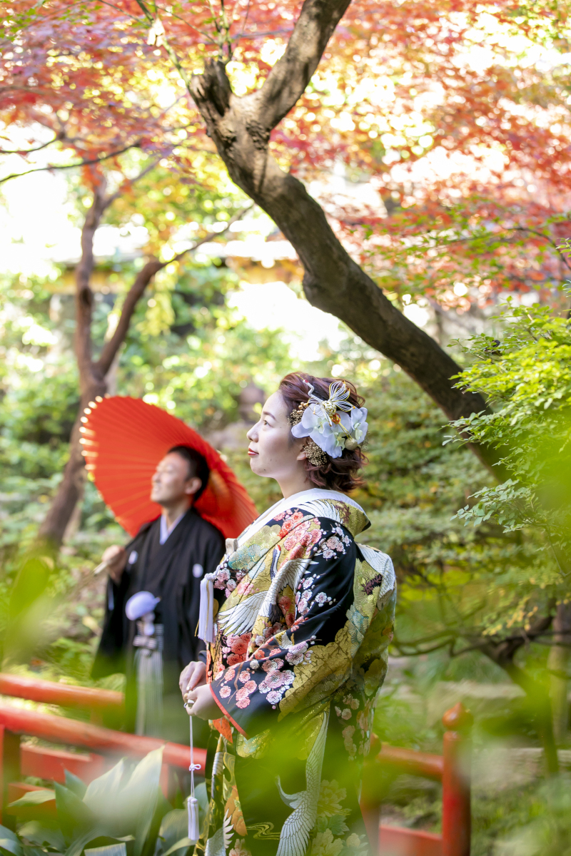 鮮やかな紅葉をバックに撮影