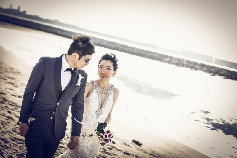 広々としたビーチで2人だけの撮影