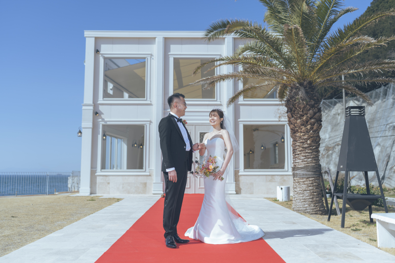 真っ赤なバージンロードが美しい