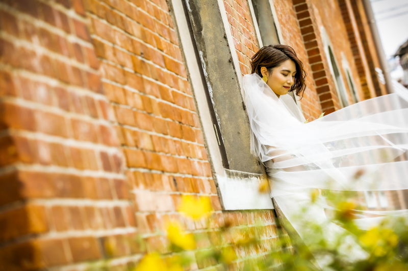 ドレスが映えるレンガ造りの建物
