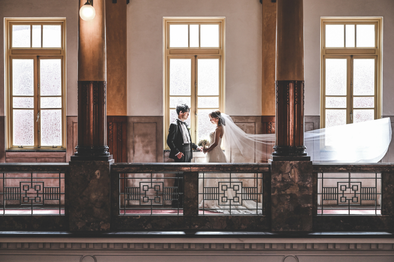 石造りの建物がドレスにベストマッチ