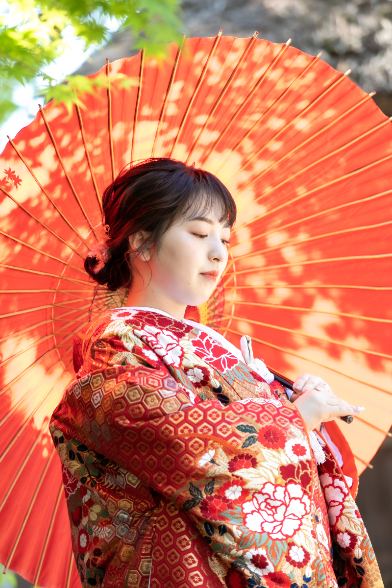 緑に映える色打掛