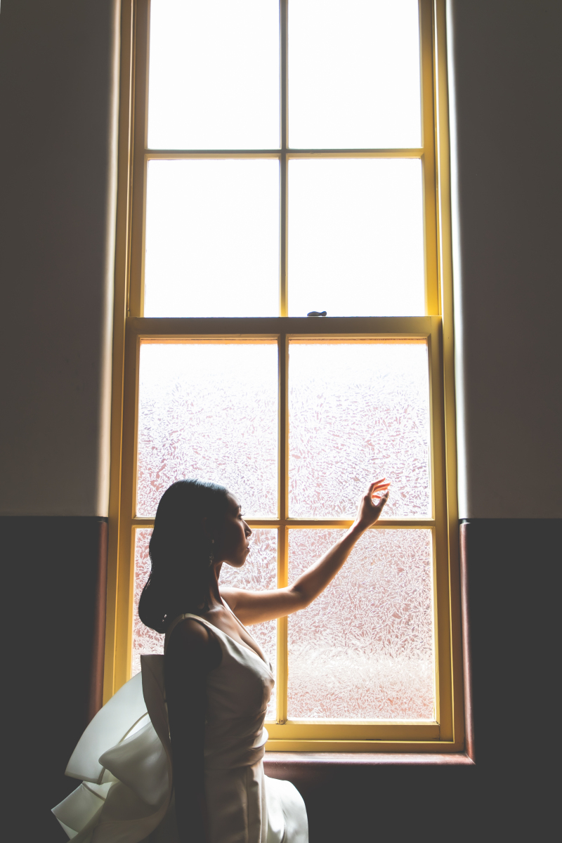アンティーク窓を使ったシルエット調の1枚