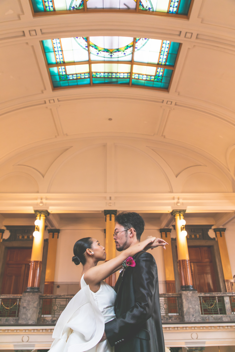 ステンドグラスを活かした海外風ショット