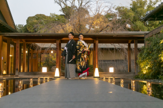 夕方の庭園での１枚。和風ながらもダイナミックな構図で撮影しました。日本庭園での馴染みのあるお写真が多い中どこか非日常感をだせるようなイメージを活かしています。