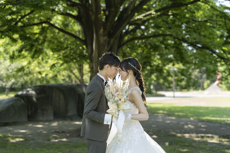やわらかいお二人の雰囲気にあわせて自然を生かしながら柔らかさ、暖かさが伝わるよう意識して撮影しました。お二人のご希望イメージにあわせて撮影させて頂きます。