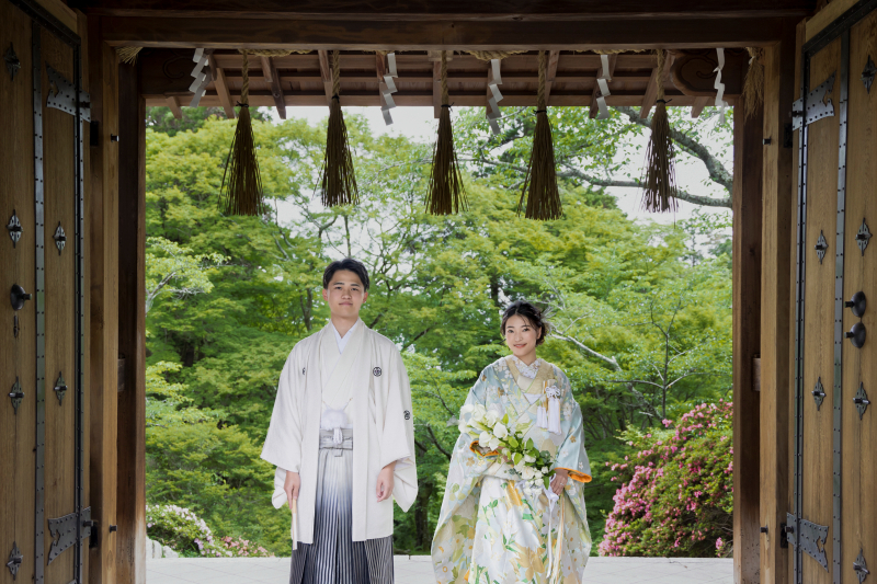 門の向こうには一面の緑が