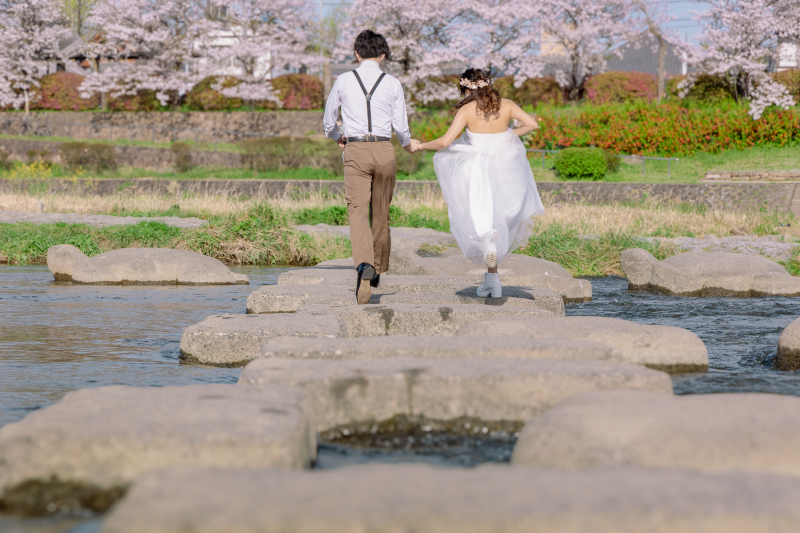 心が弾む春の飛び石