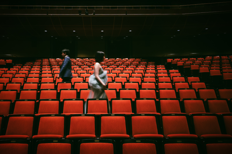 朱色の座席が目を引く