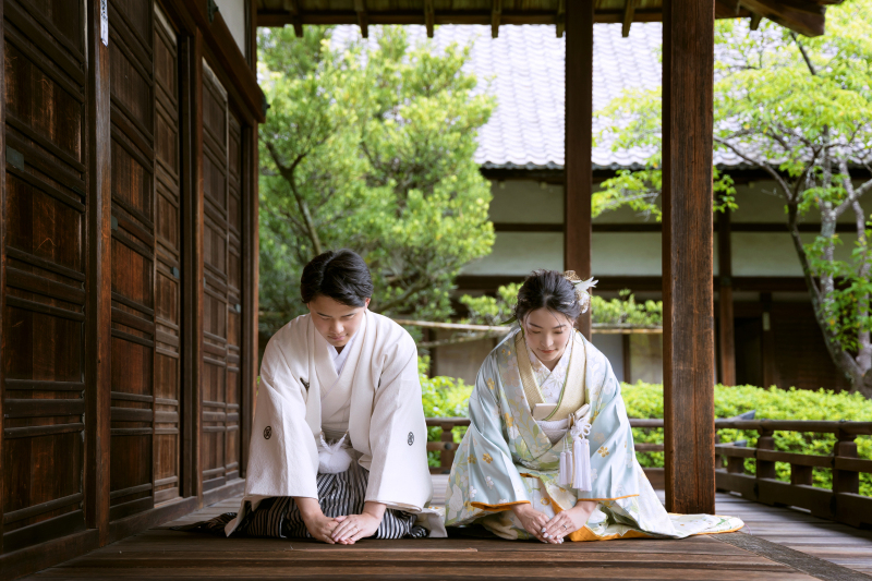コメント　新緑×京都らしい神社仏閣での前撮りをご希望されていたお二人。お打ち合わせの中で〈毘沙門堂様〉に決定！