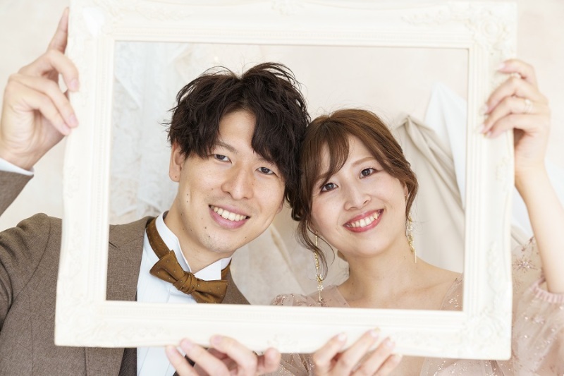 額のなかからひょっこり