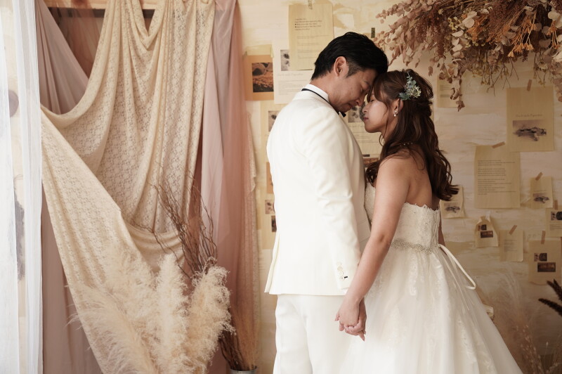 手を取りあって