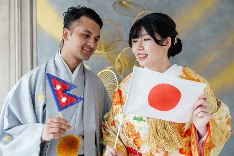 お互いの国旗を持って