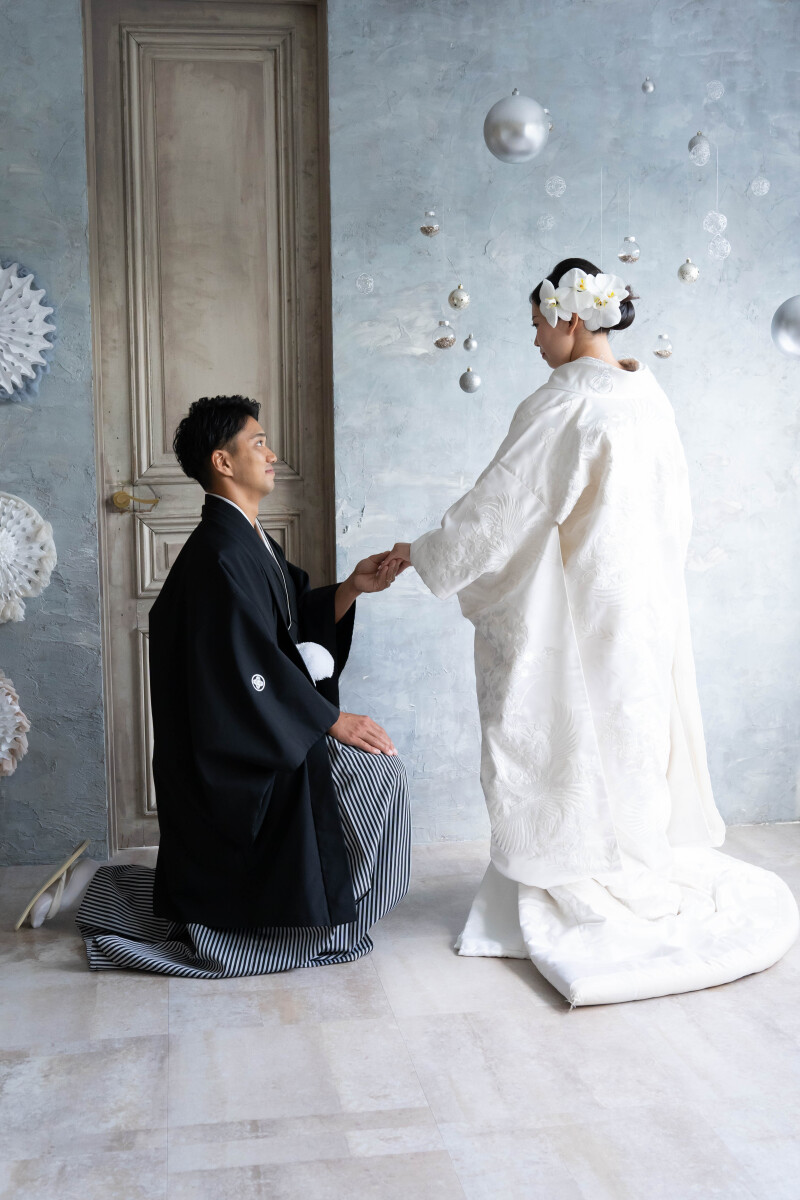 手を取り合って