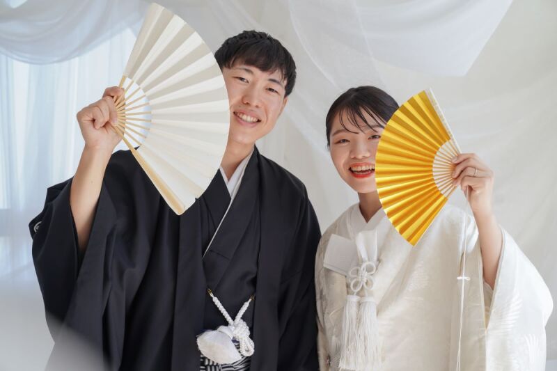 扇子を使ってお顔隠しショット