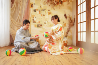 紙風船で遊んでいる自然な表情を