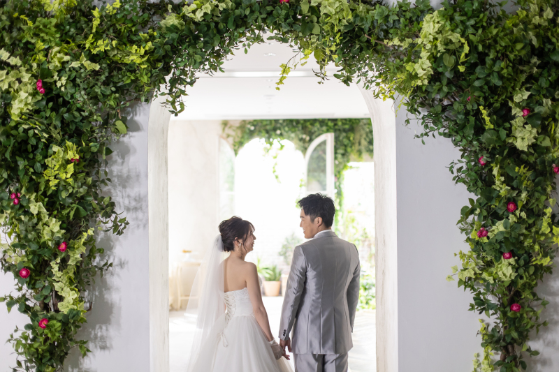 緑に囲まれたアーチの下で